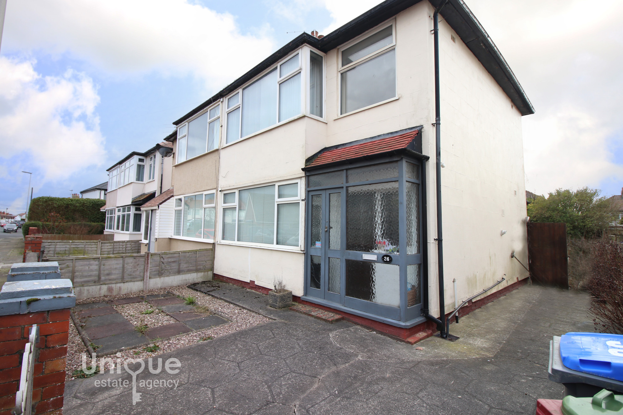 3 bedroom Semi-detached house Under Offer