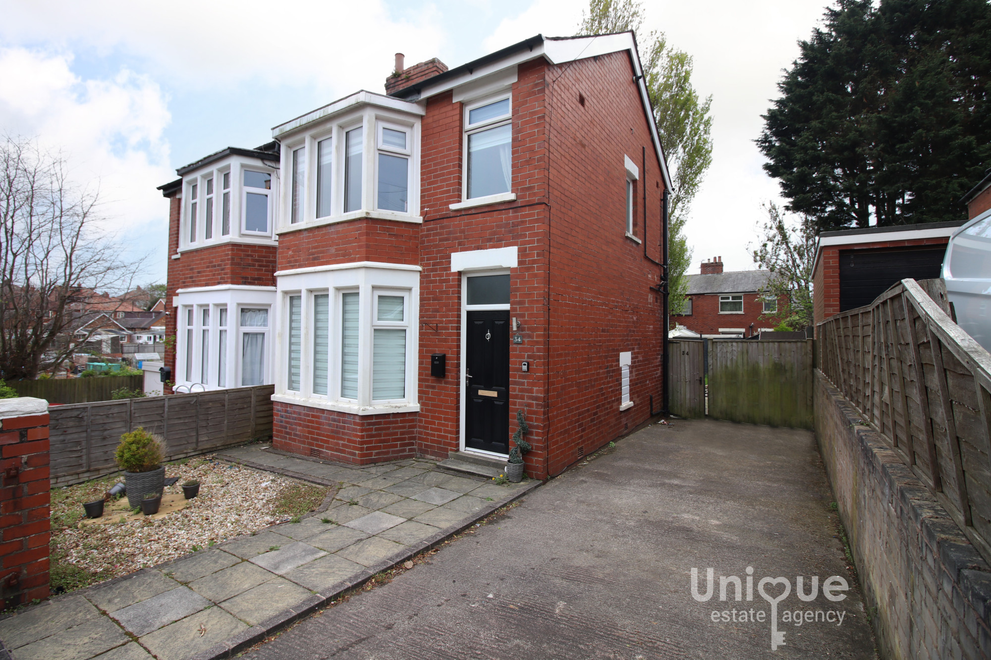 3 bedroom Semi-detached house Under Offer