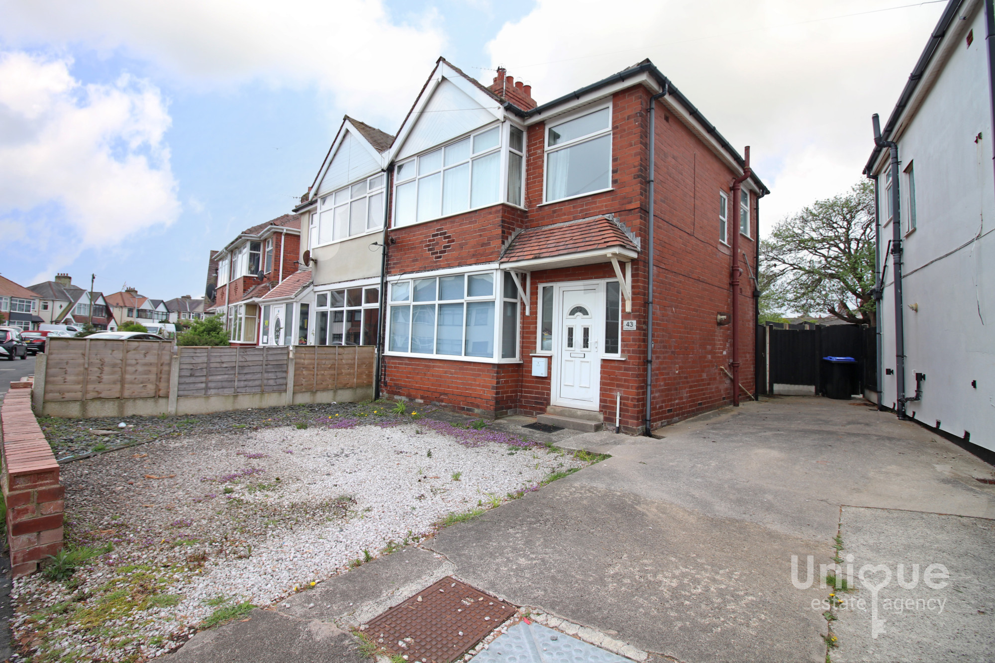 3 bedroom Semi-detached house Under Offer