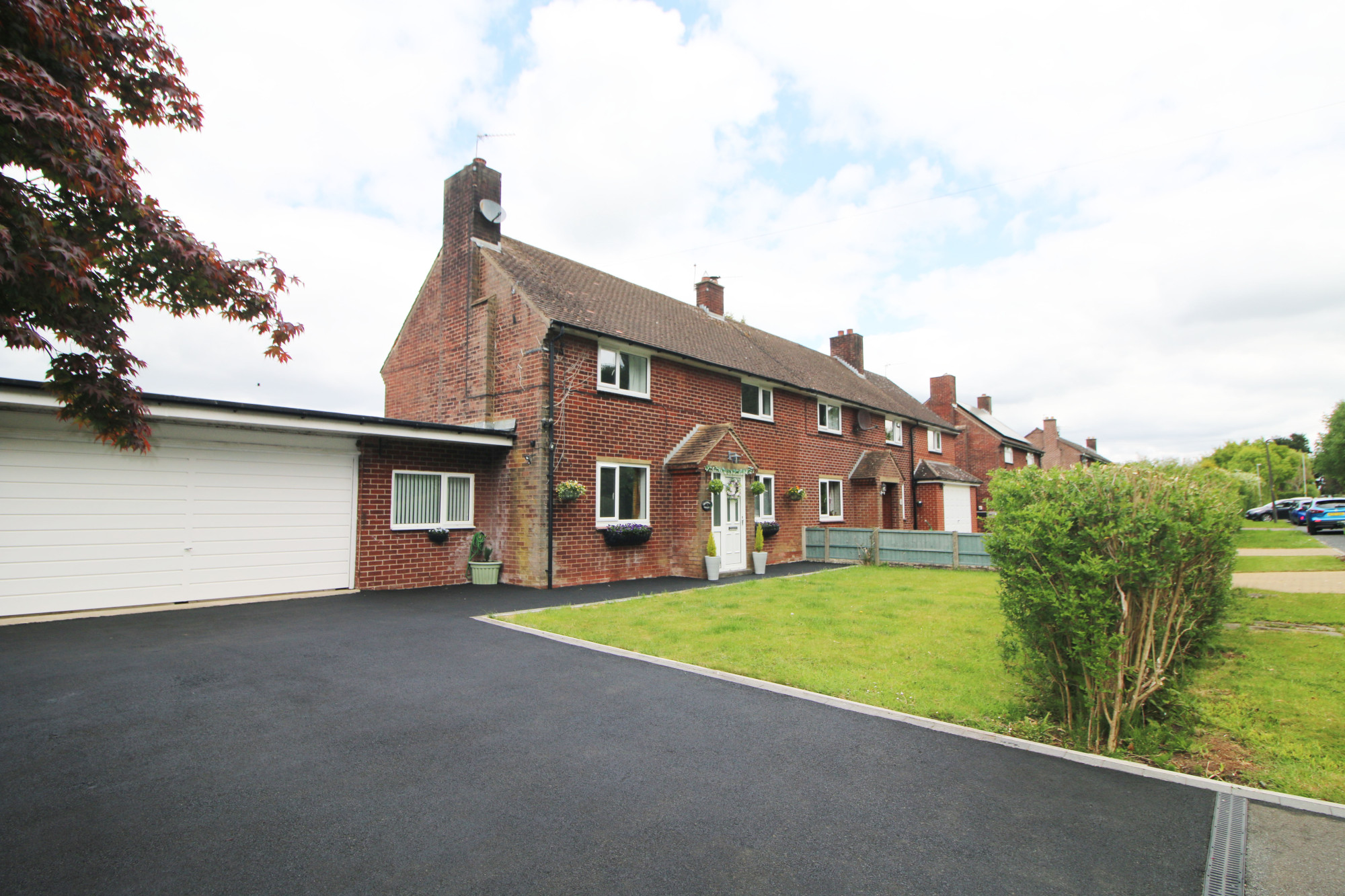 3 bedroom Semi-detached house Under Offer