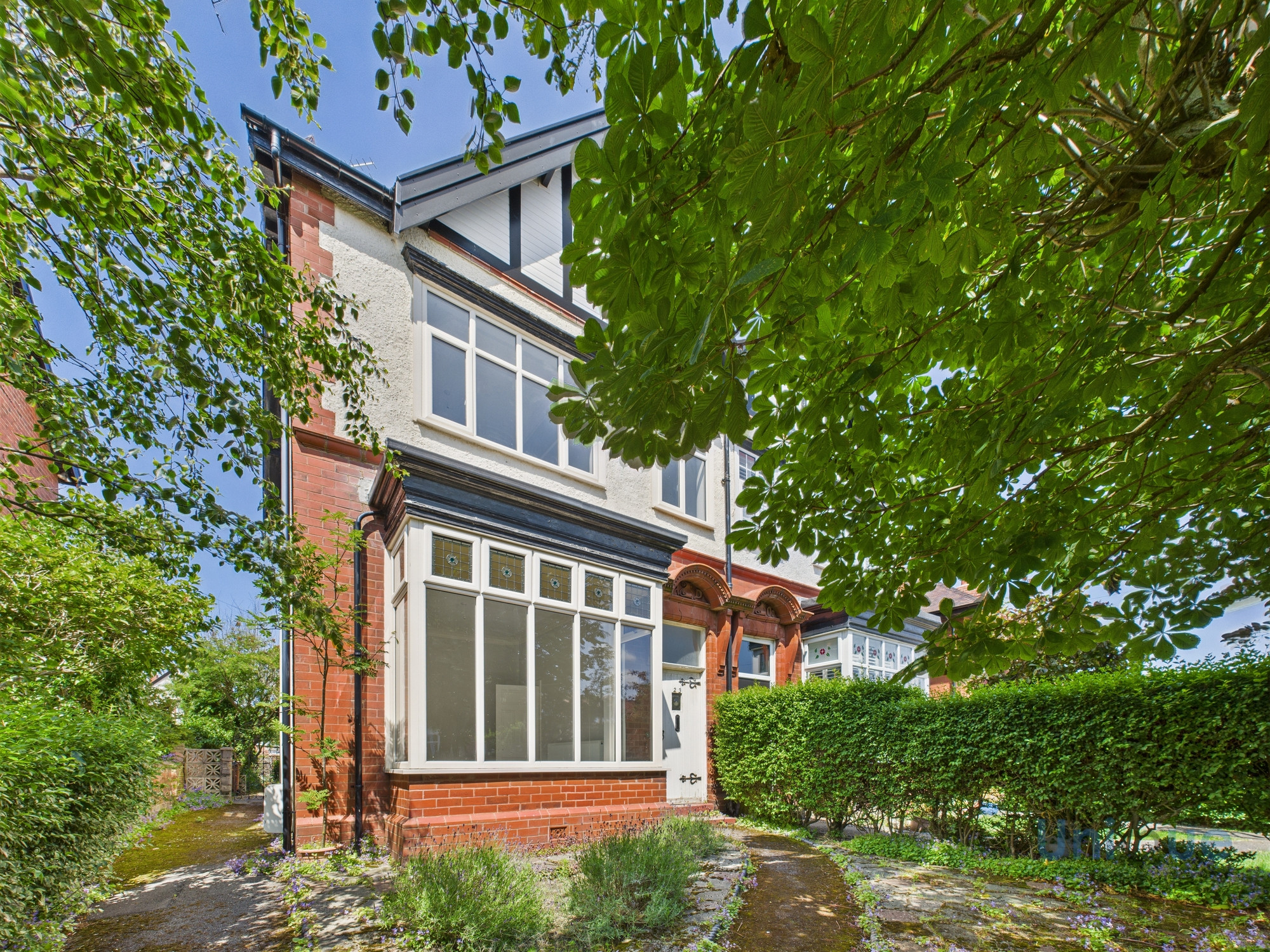 4 bedroom Semi-detached house Under Offer