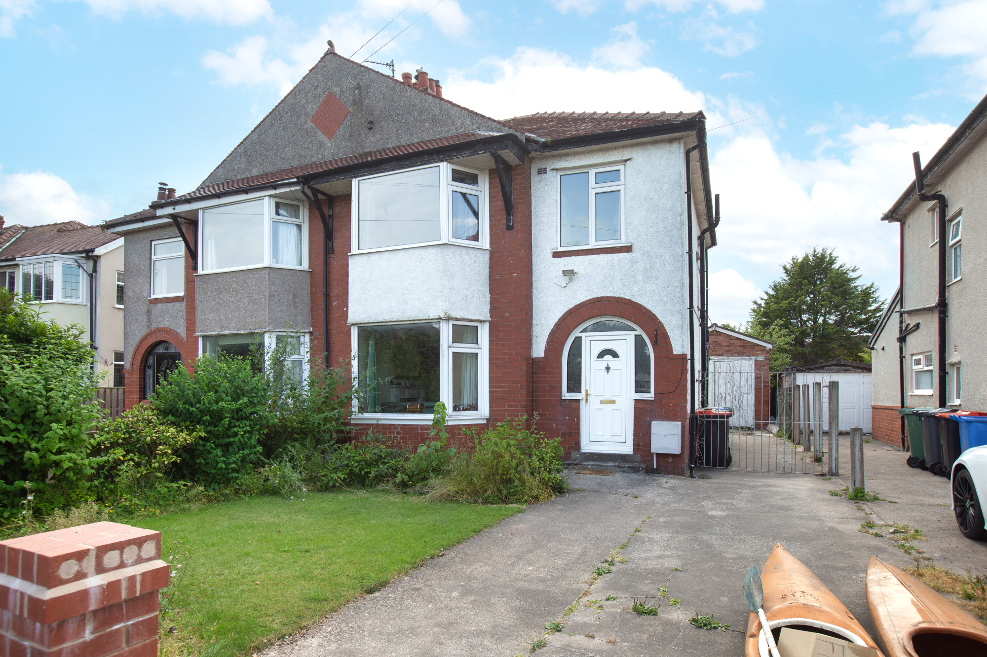 3 bedroom Semi-detached house Under Offer