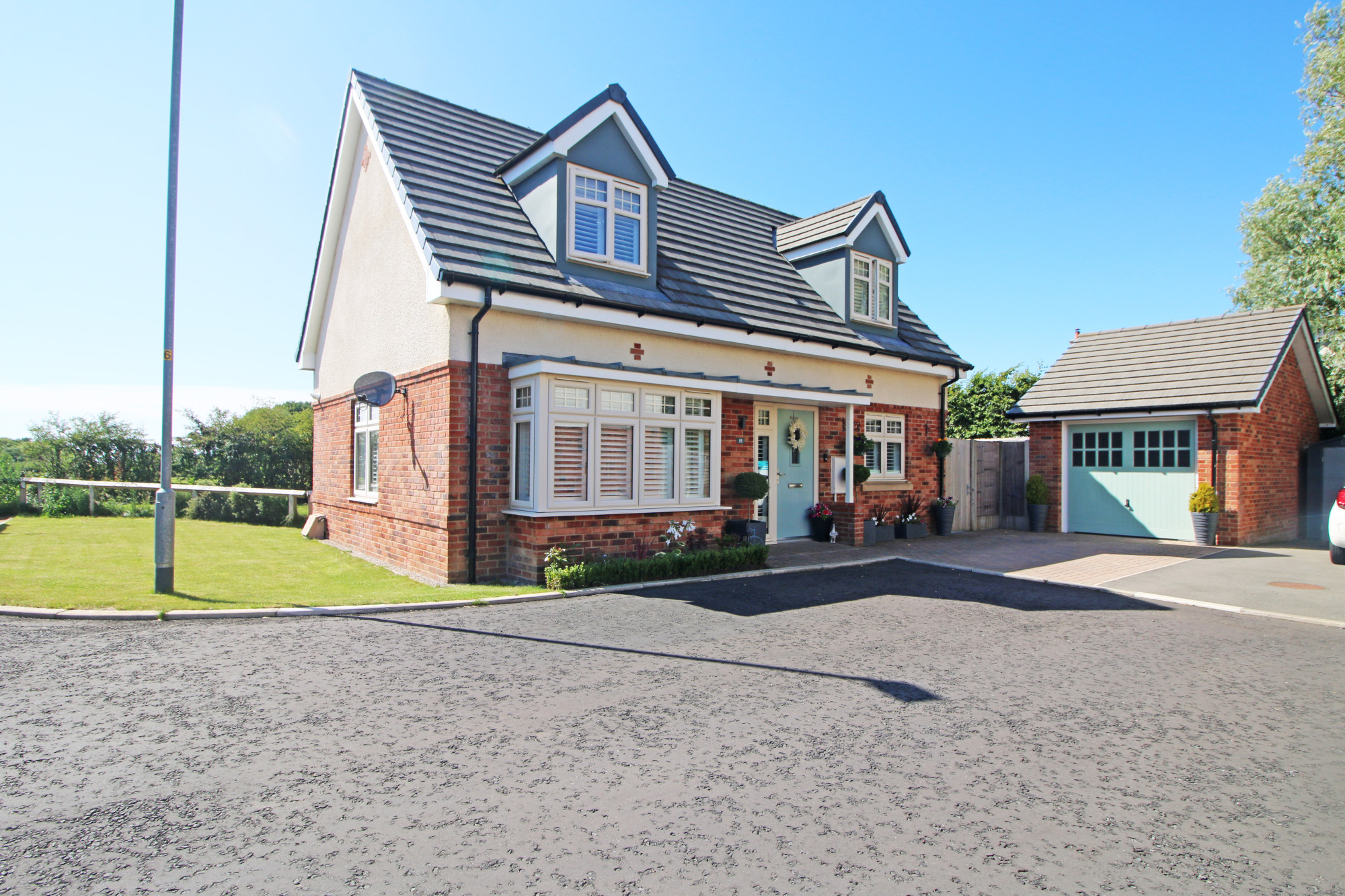 3 bedroom Detached bungalow For Sale