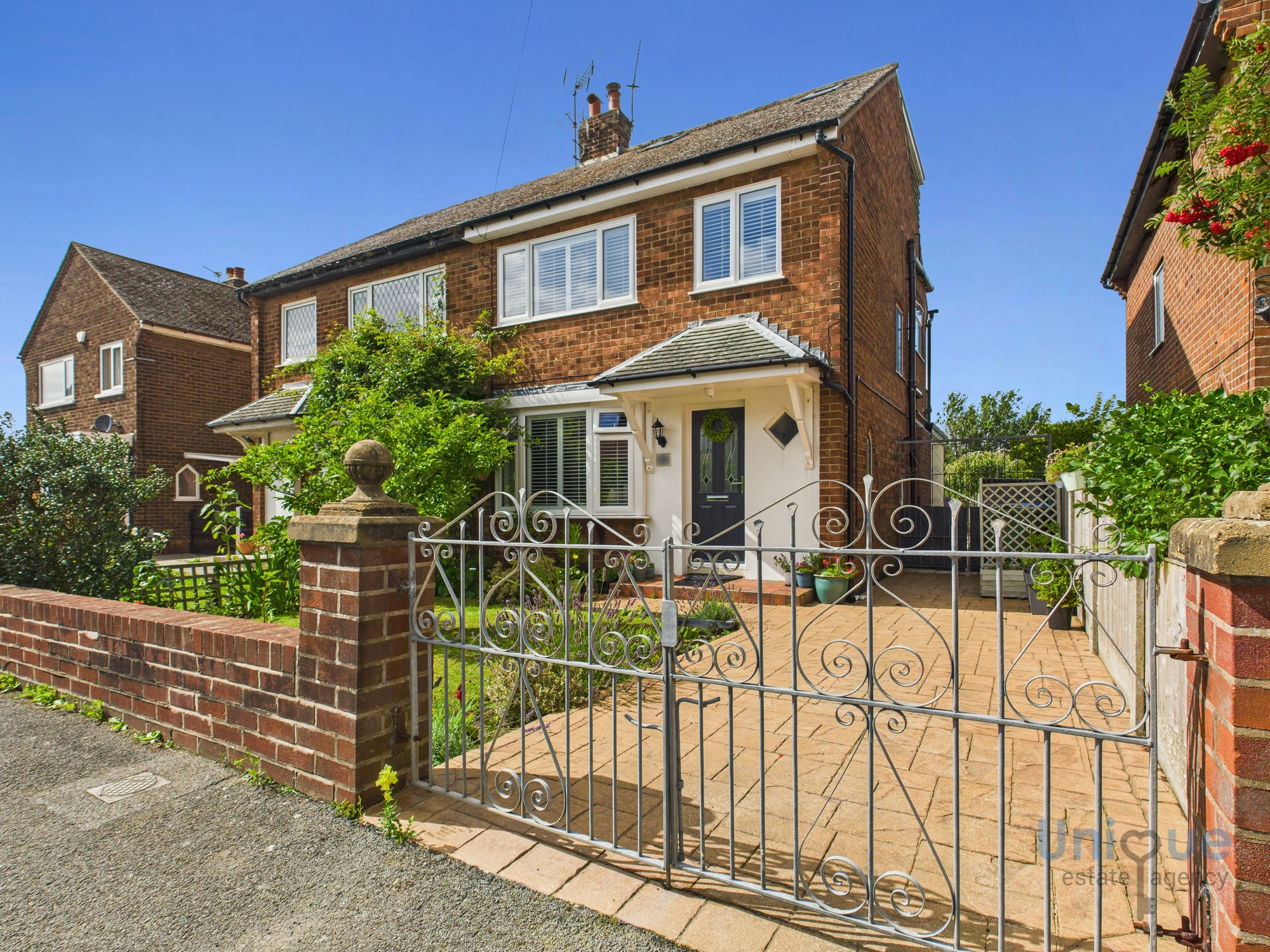 4 bedroom Semi-detached house Under Offer