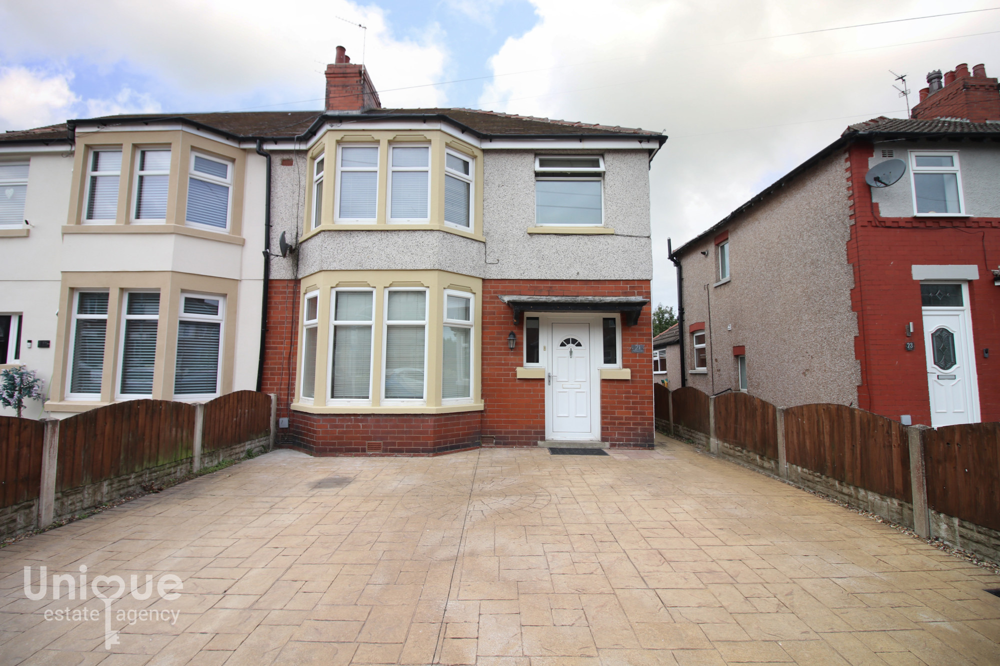 3 bedroom Semi-detached house Under Offer