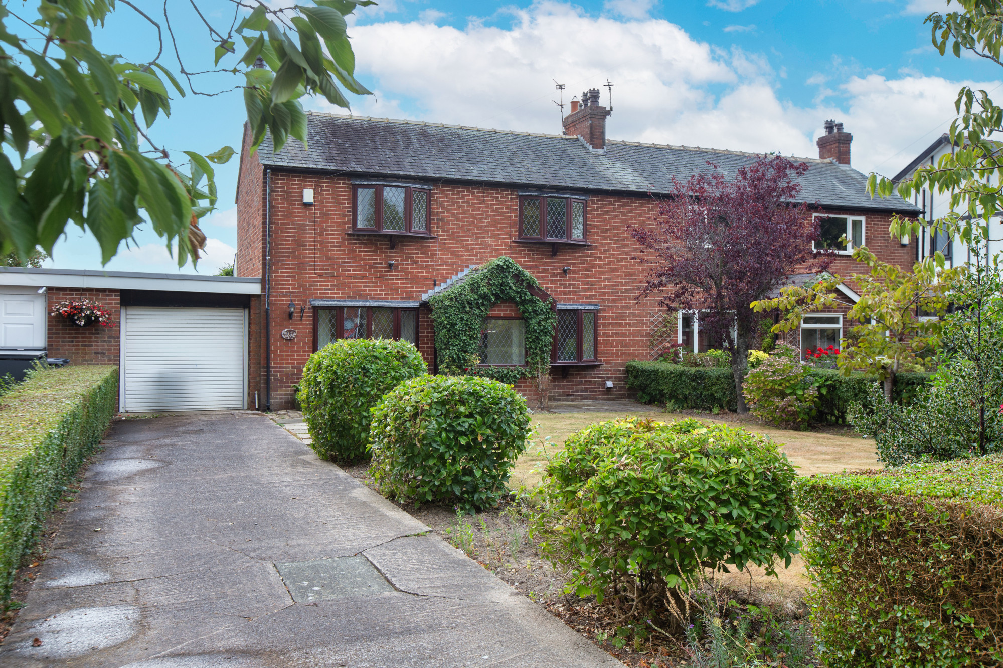 3 bedroom Semi-detached house Under Offer