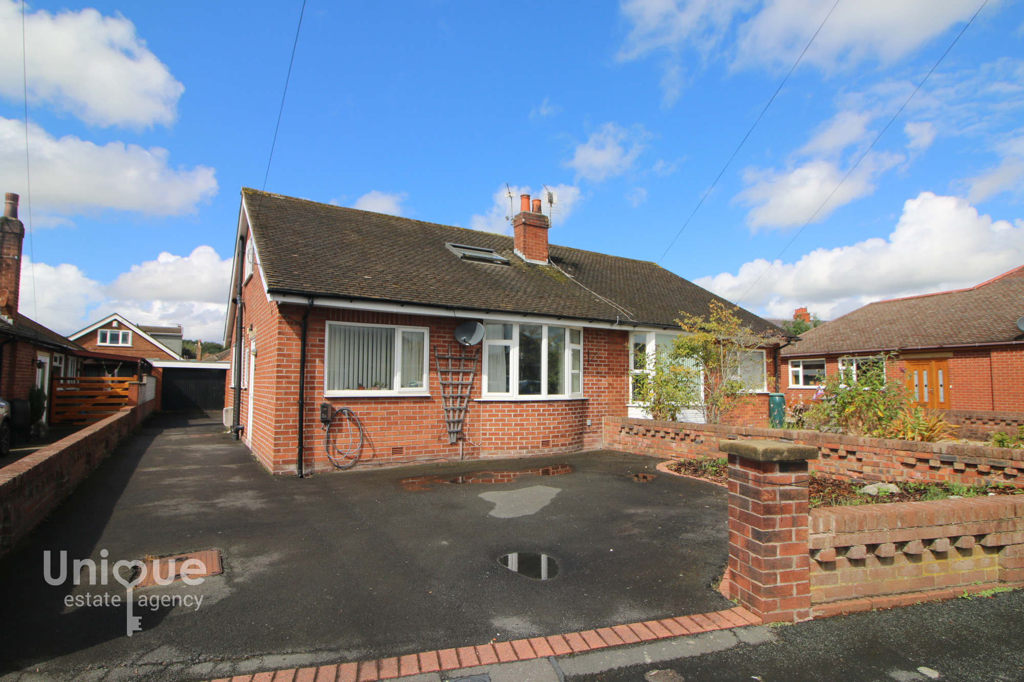 3 bedroom Semi-detached house Under Offer