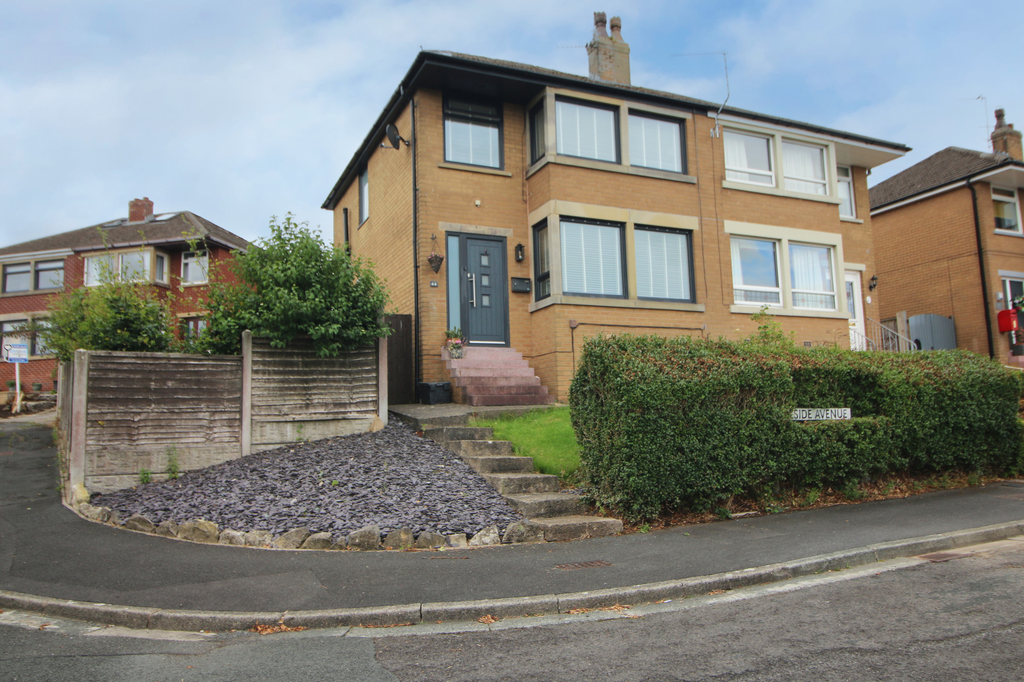3 bedroom Semi-detached house Under Offer
