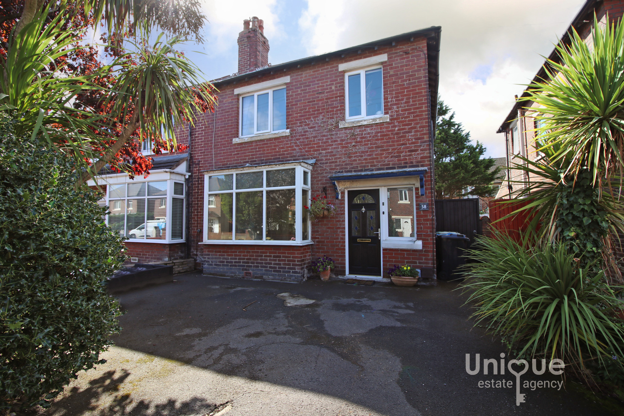 3 bedroom Semi-detached house Under Offer