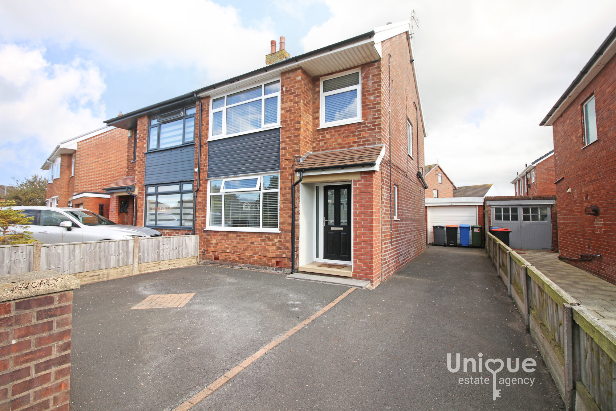 3 bedroom Semi-detached house Under Offer