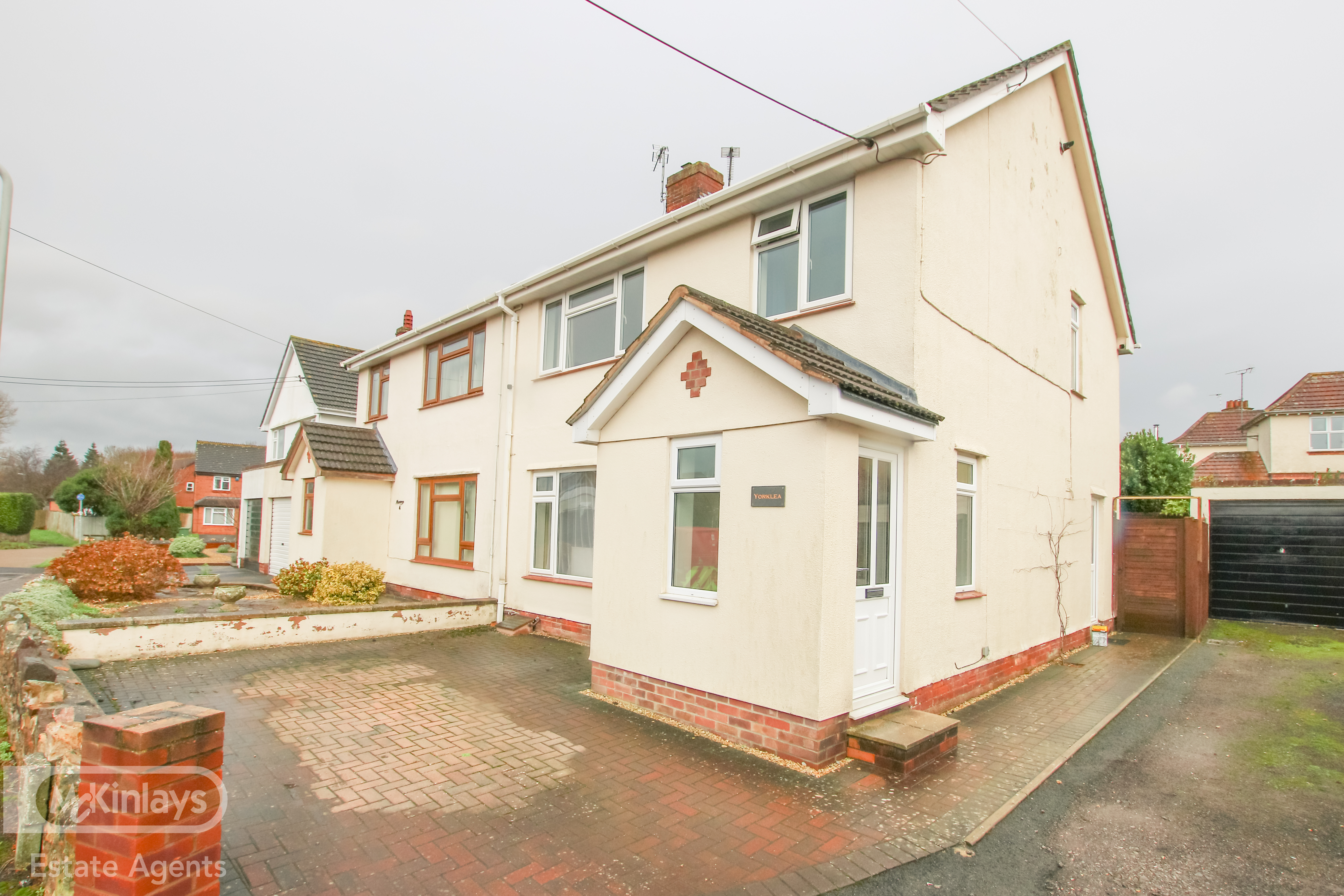 3 bedroom Semi-detached house Under Offer