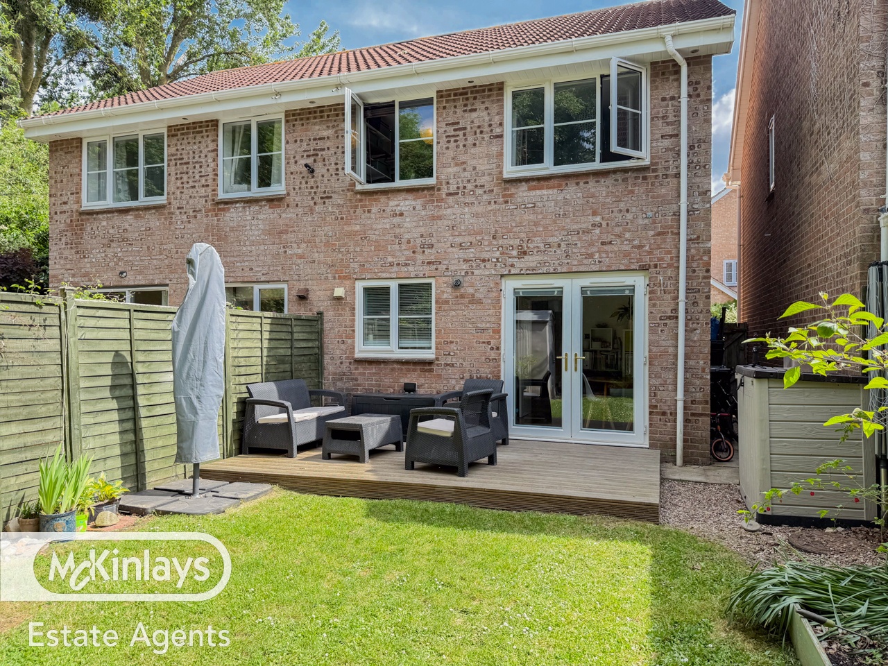 3 bedroom Semi-detached house Under Offer