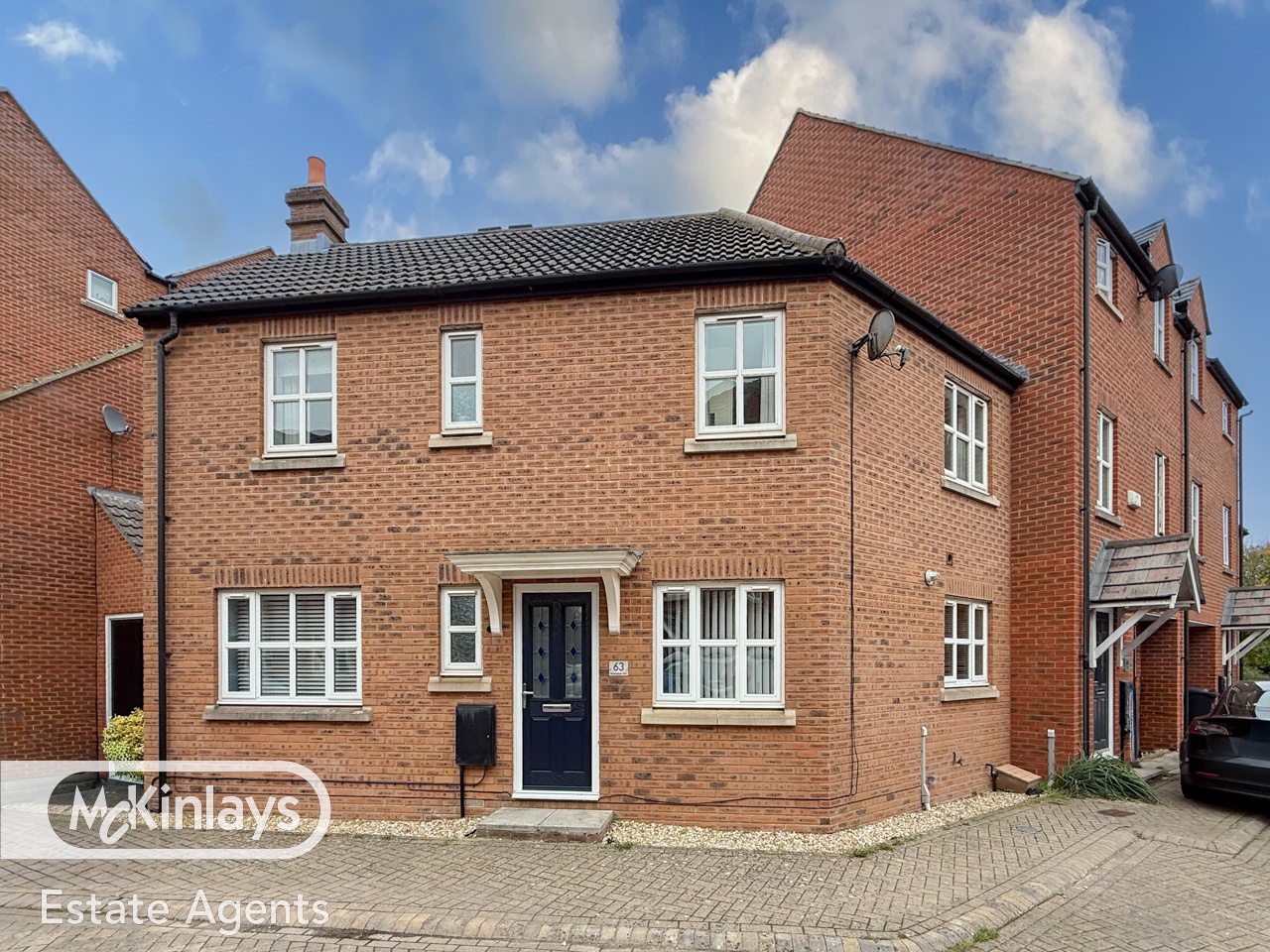 3 bedroom Semi-detached house Under Offer