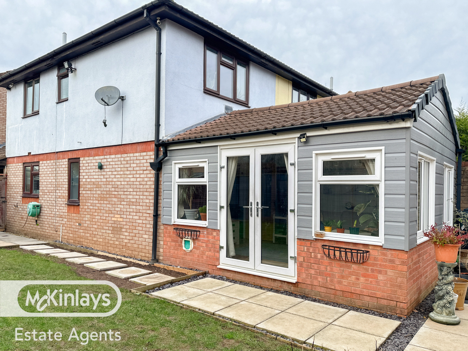 2 bedroom End of terrace house Under Offer