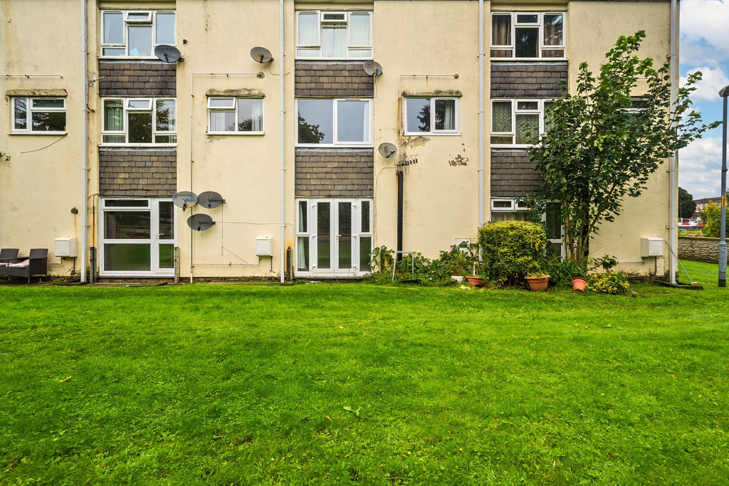 3 bedroom Ground floor maisonette For Sale