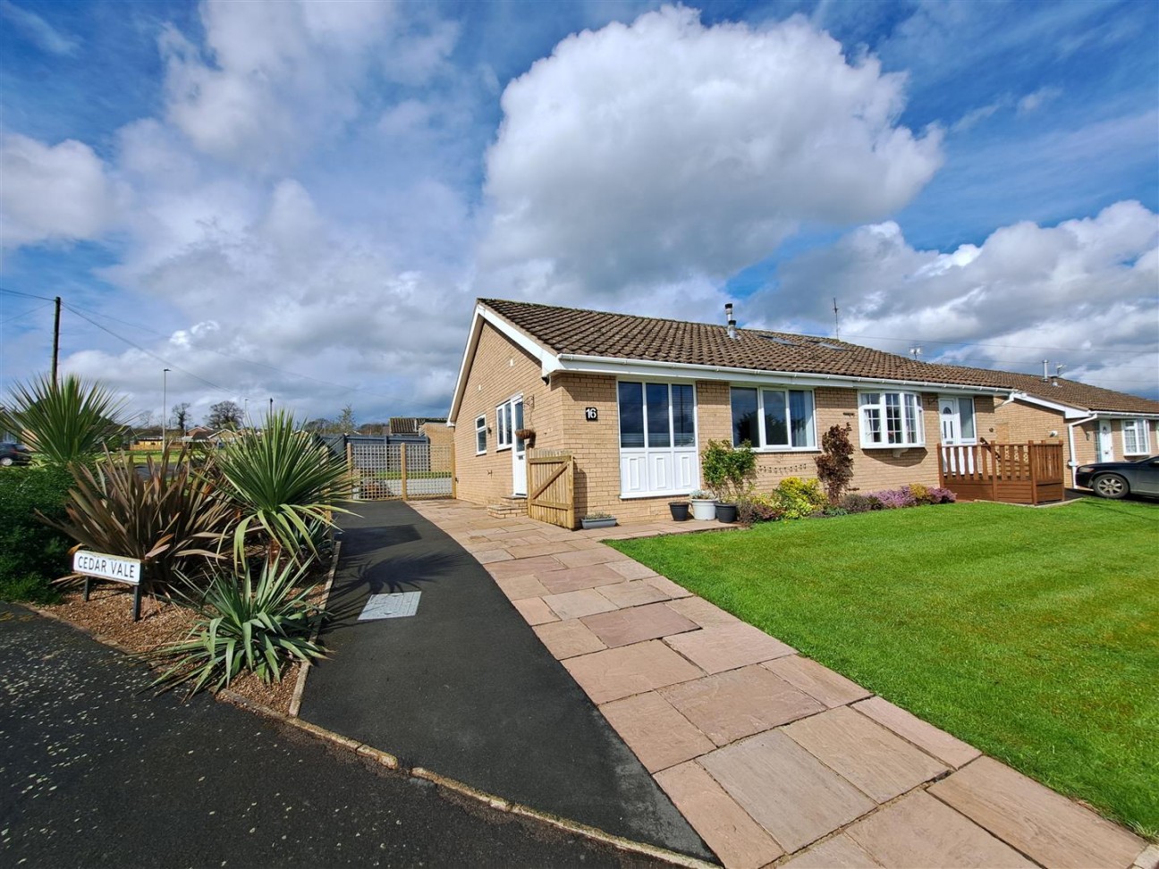 2 bedroom Semi-detached bungalow For Sale