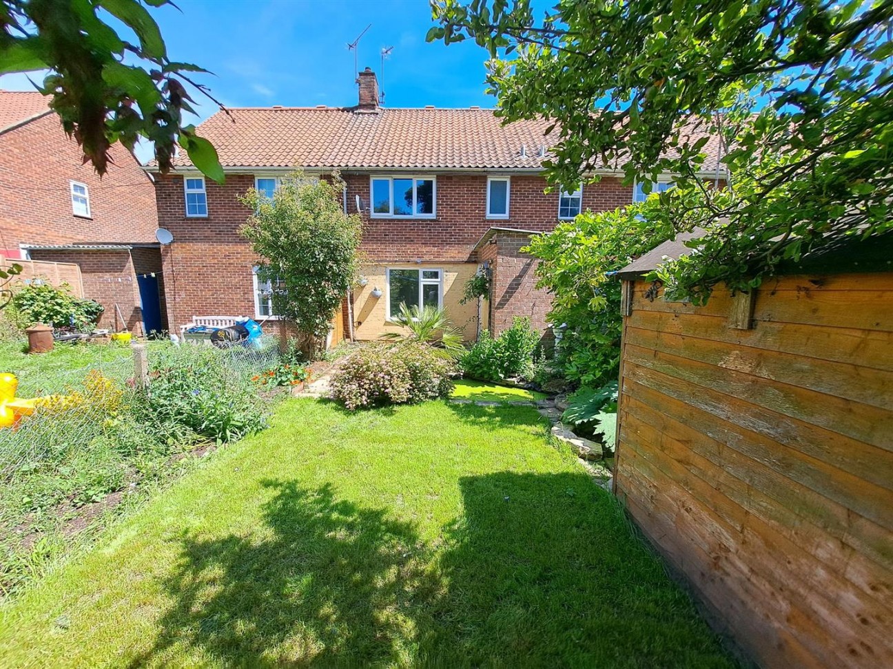 2 bedroom Semi-detached bungalow For Sale