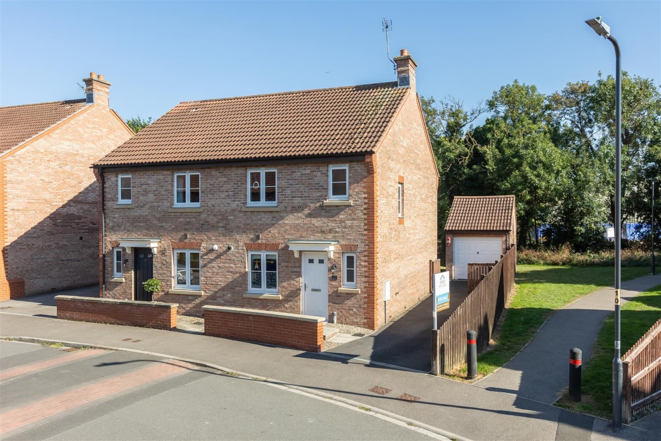 3 bedroom Semi-detached house For Sale