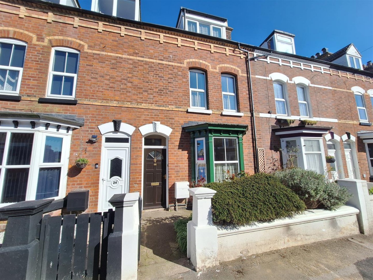 4 bedroom End of terrace house For Sale