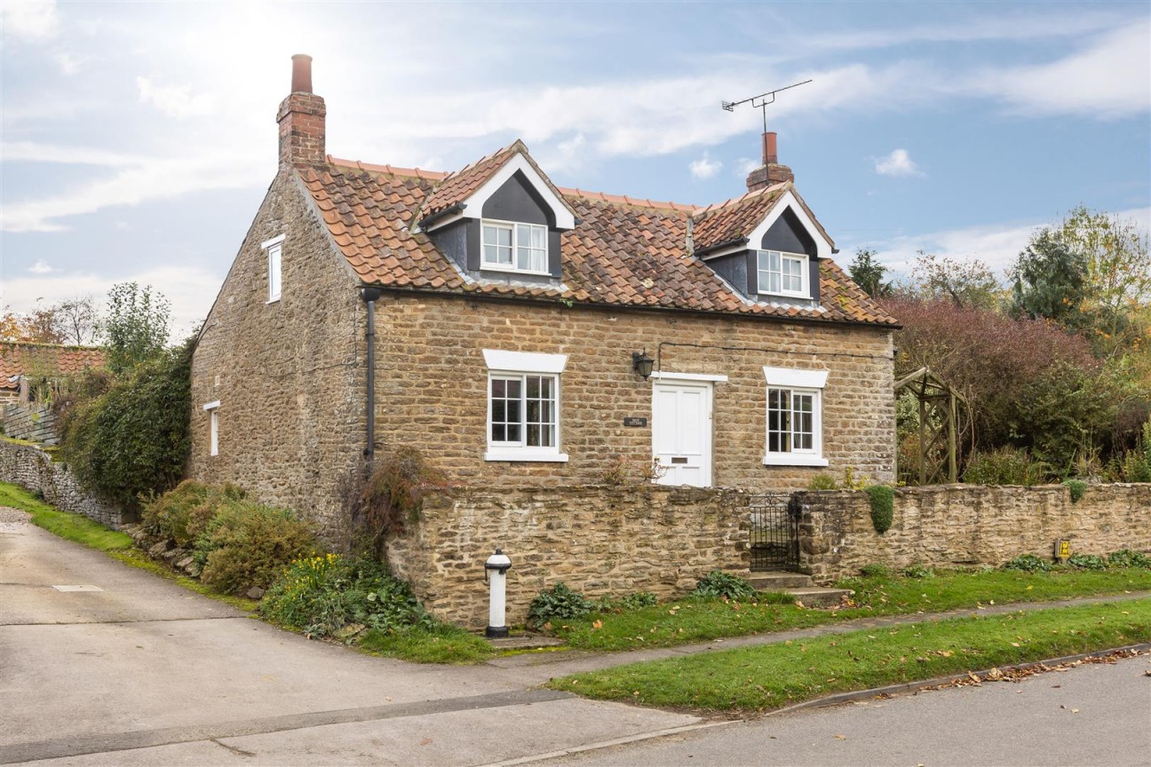 2 bedroom Cottage For Sale