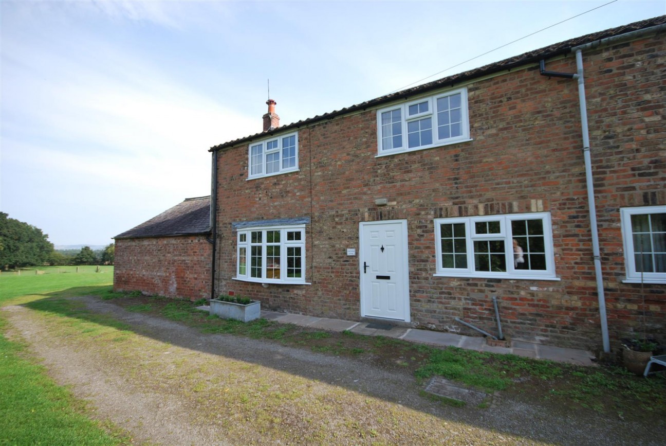 2 bedroom Semi-detached house To Let