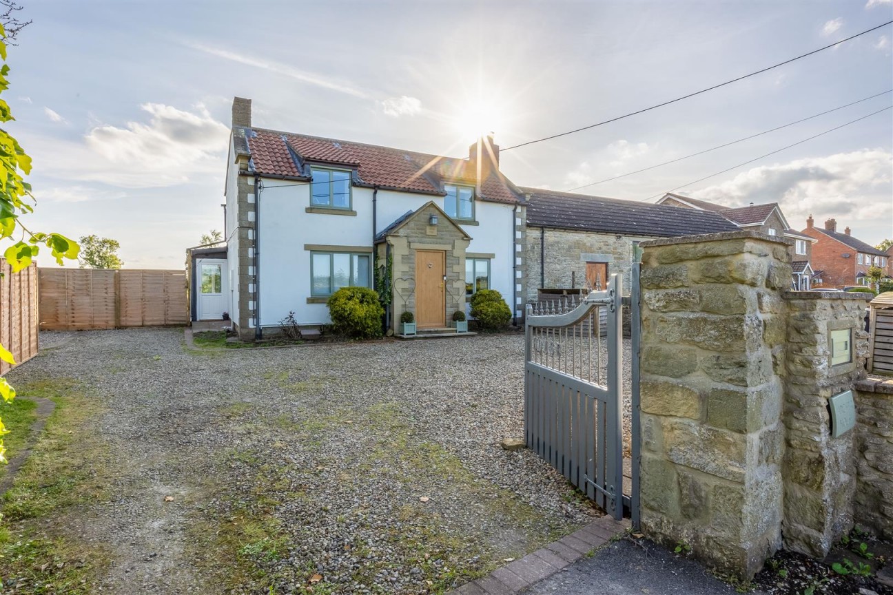3 bedroom Cottage For Sale