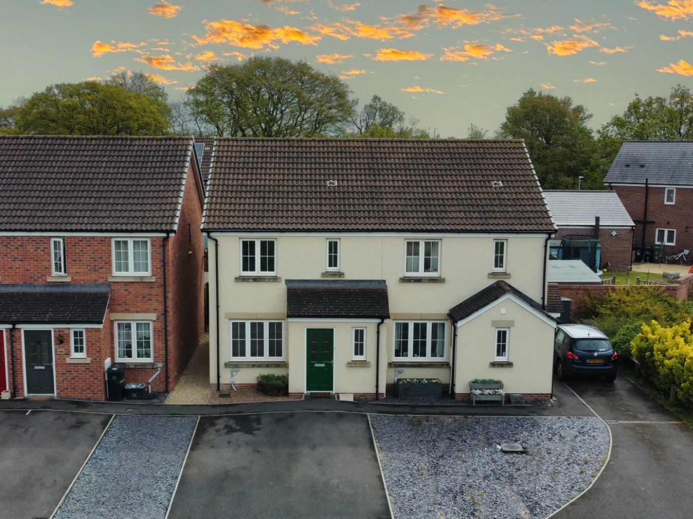 3 bedroom Semi-detached house Let