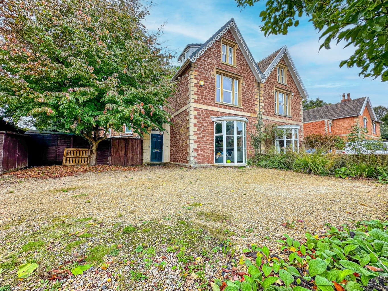 6 bedroom Semi-detached house Under Offer