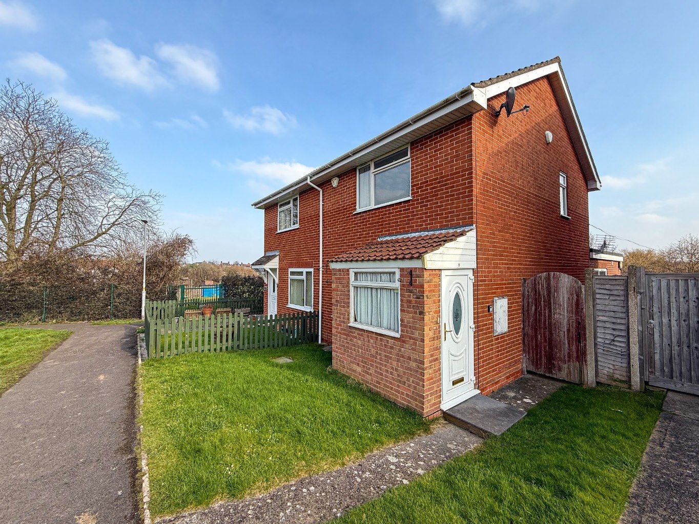 2 bedroom Semi-detached house Let