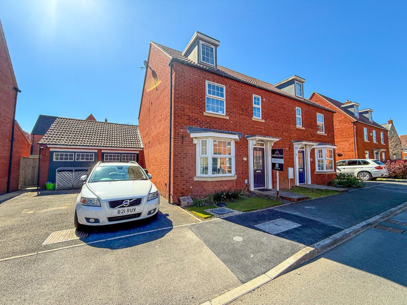 4 bedroom Semi-detached house Under Offer