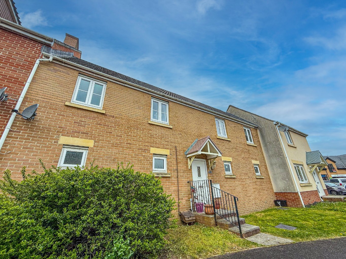 2 bedroom House (unspecified) Under Offer