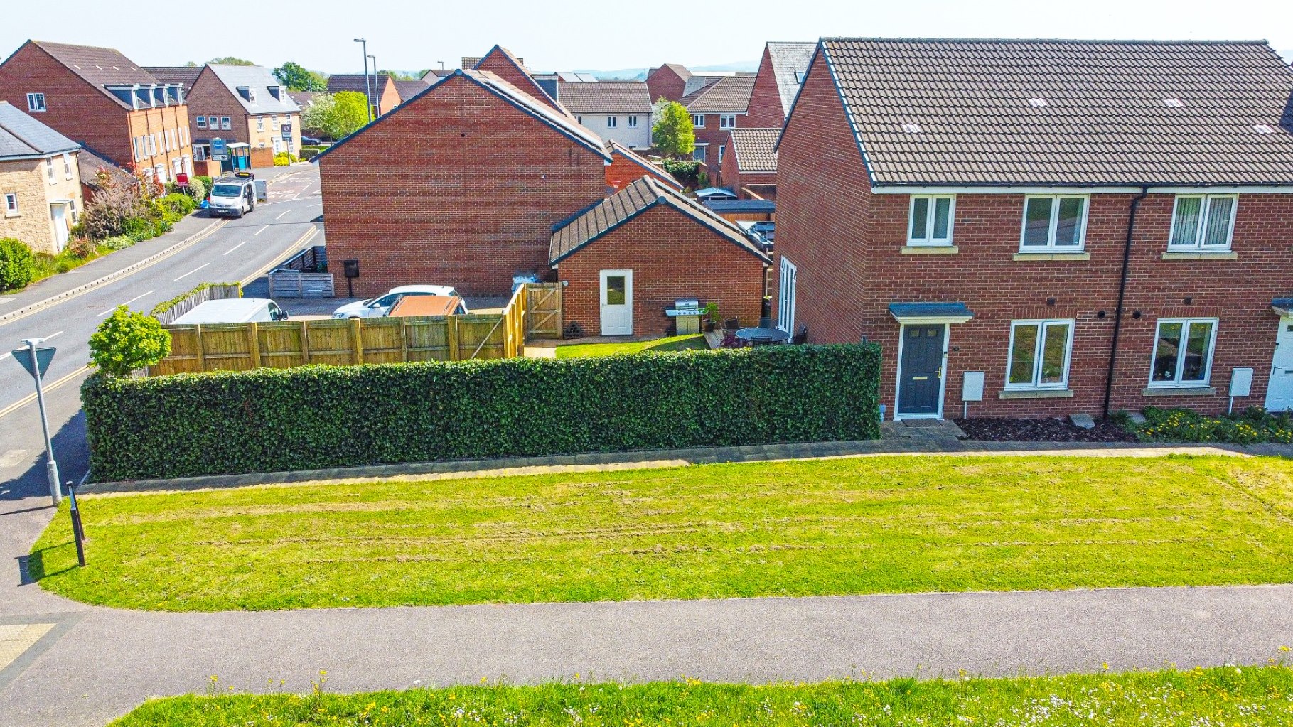 3 bedroom Semi-detached house Under Offer