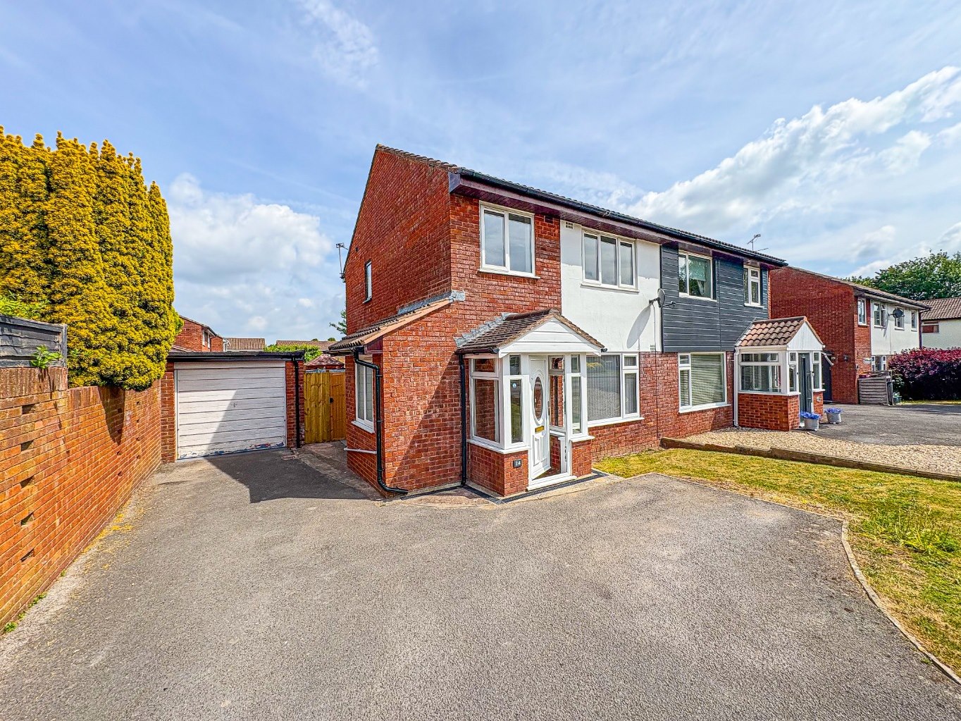3 bedroom Semi-detached house Let