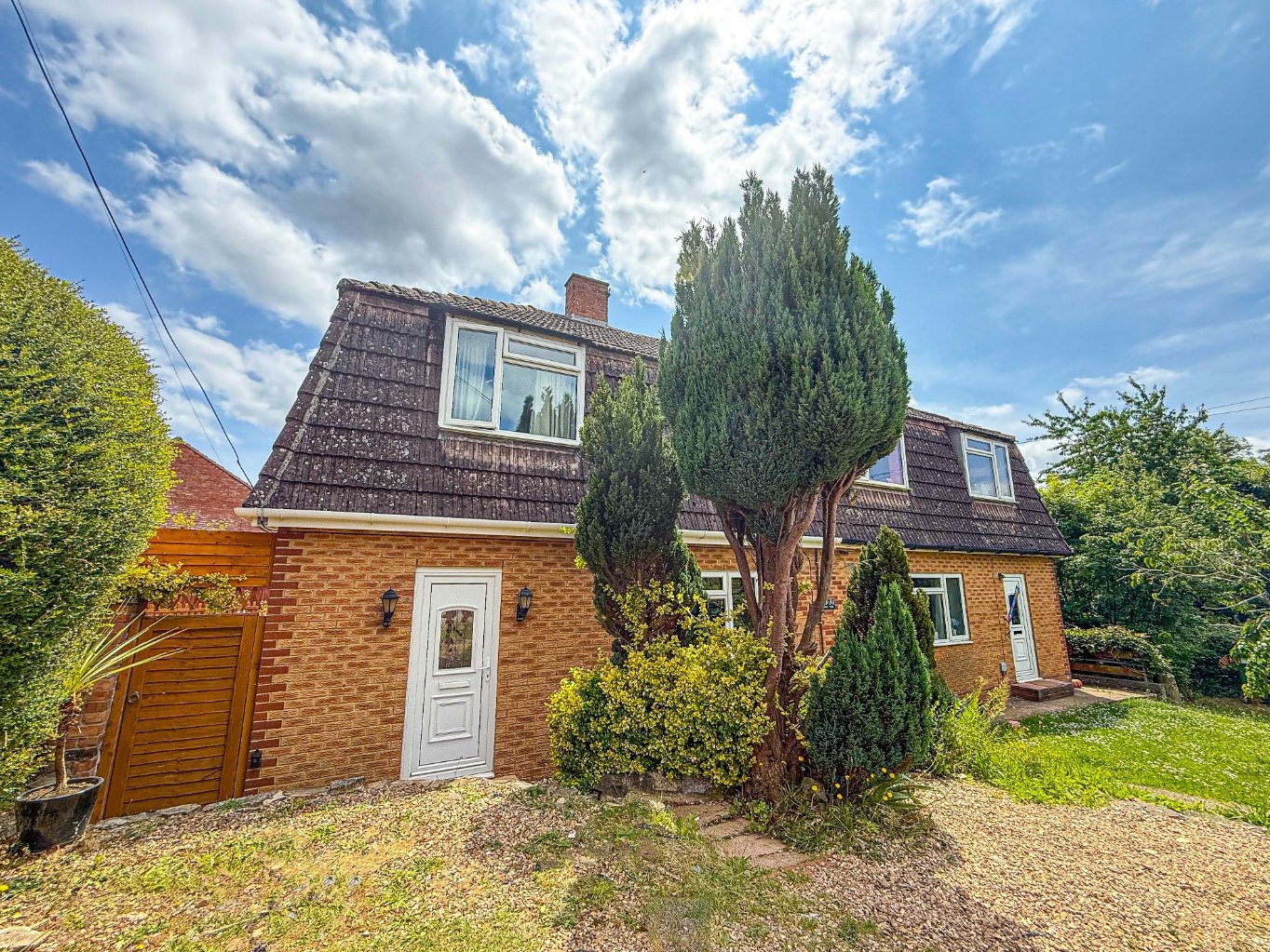 3 bedroom Semi-detached house Under Offer