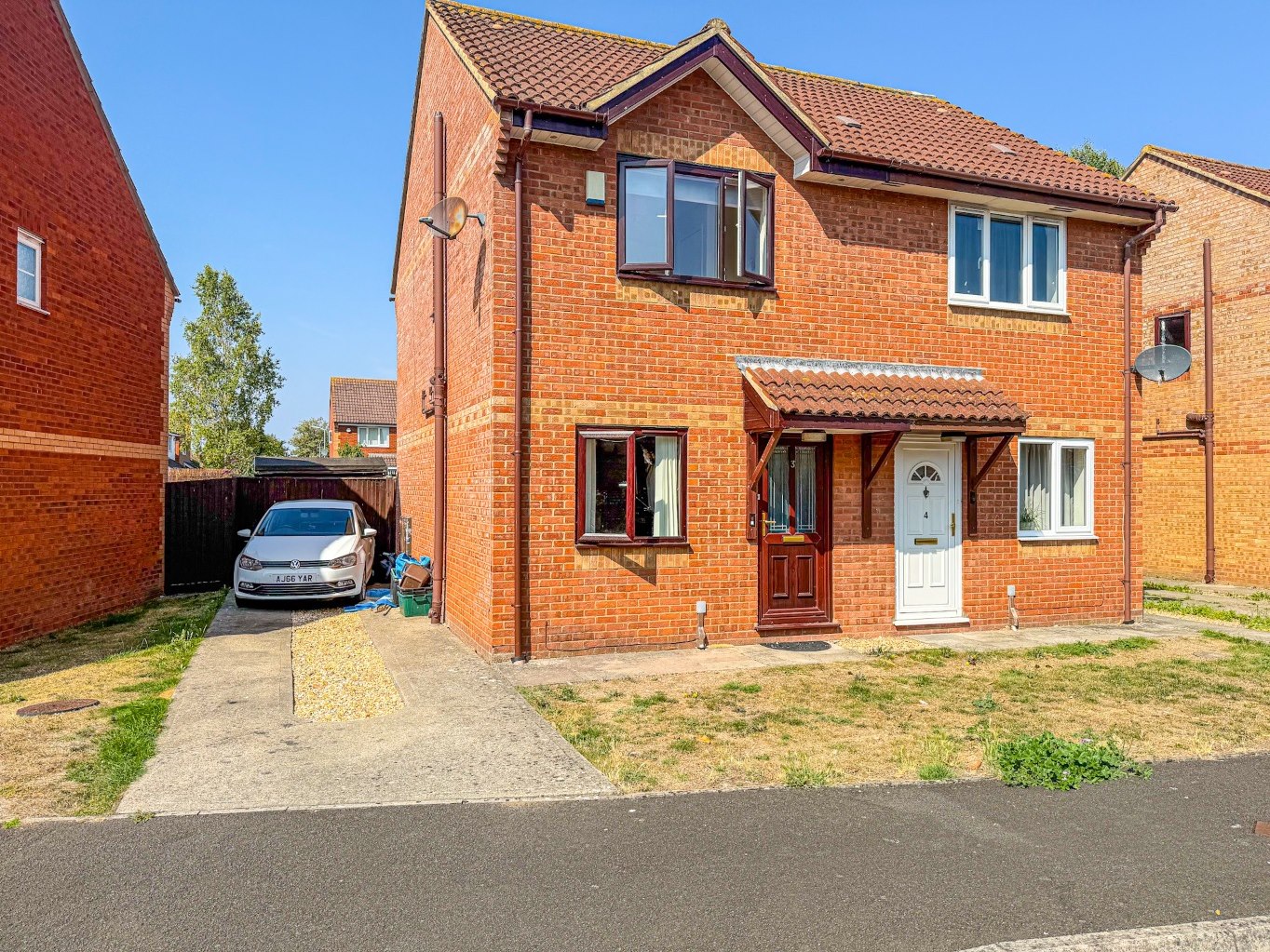 2 bedroom Semi-detached house Under Offer