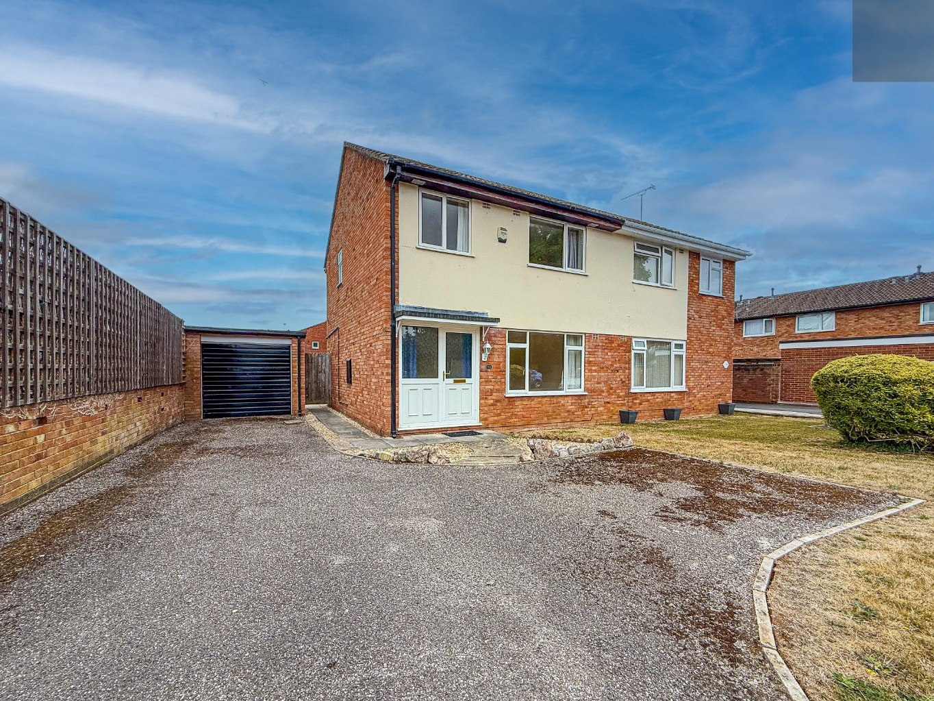 3 bedroom Semi-detached house Let