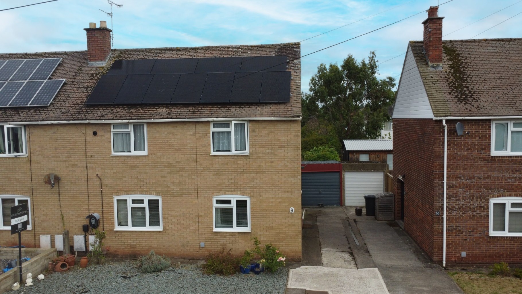 3 bedroom Semi-detached house Under Offer