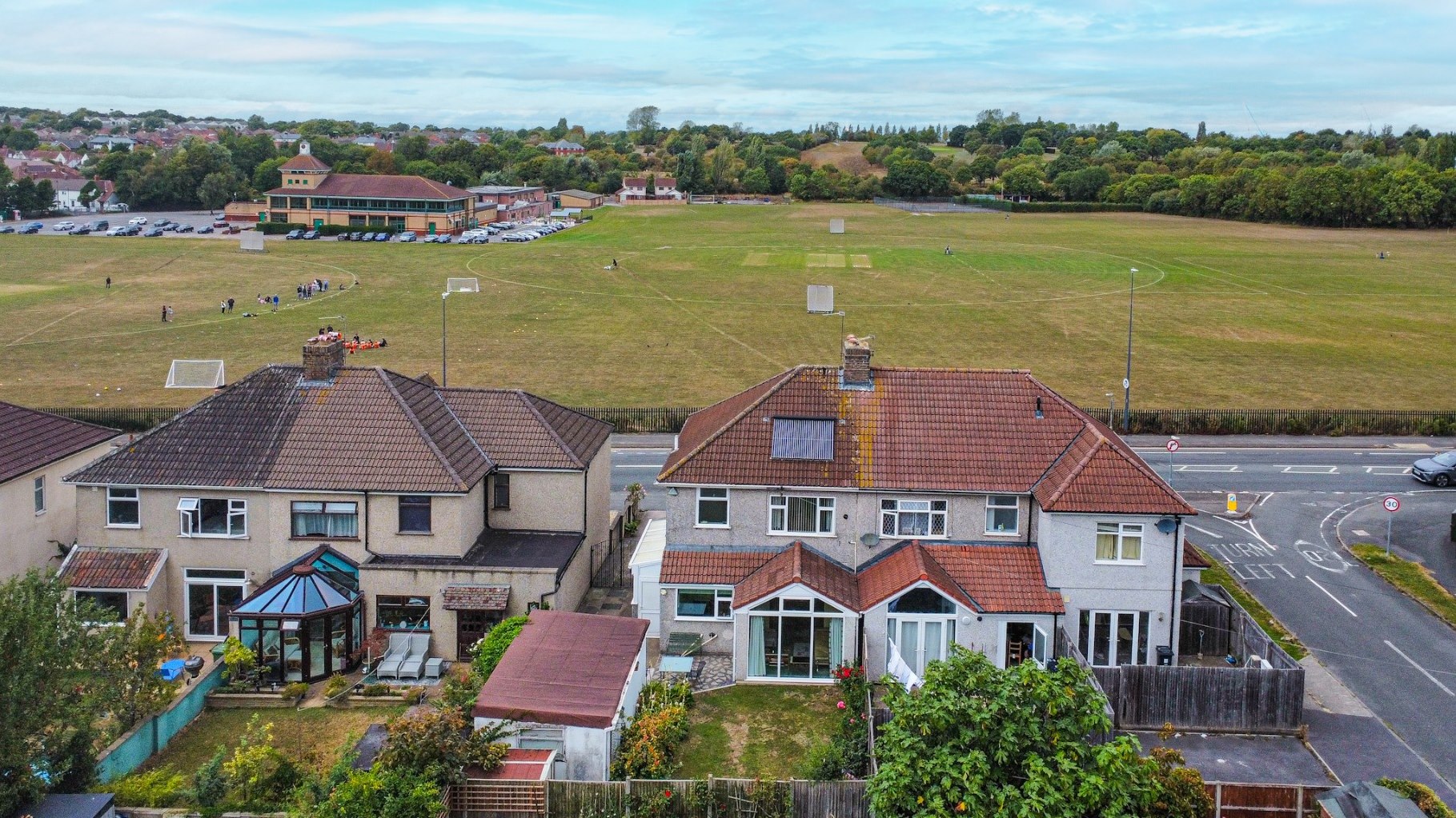 3 bedroom Semi-detached house Under Offer