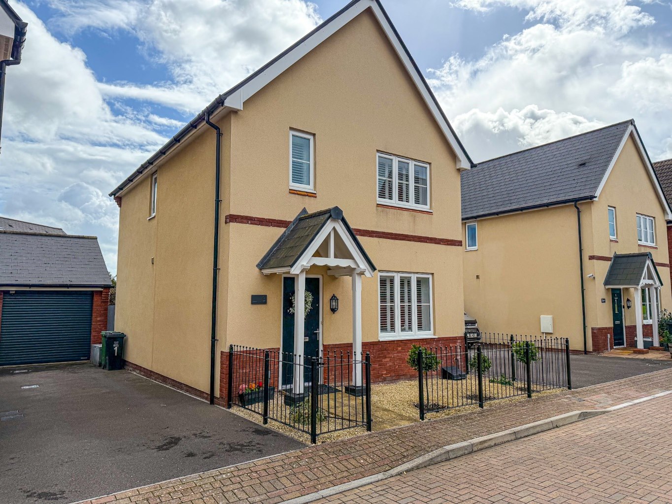 3 bedroom Detached house For Sale