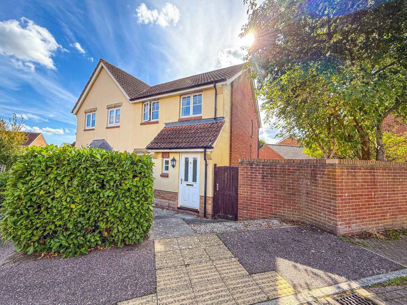 3 bedroom Semi-detached house Under Offer