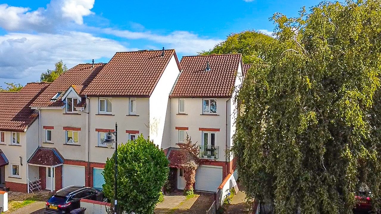 3 bedroom House (unspecified) Under Offer