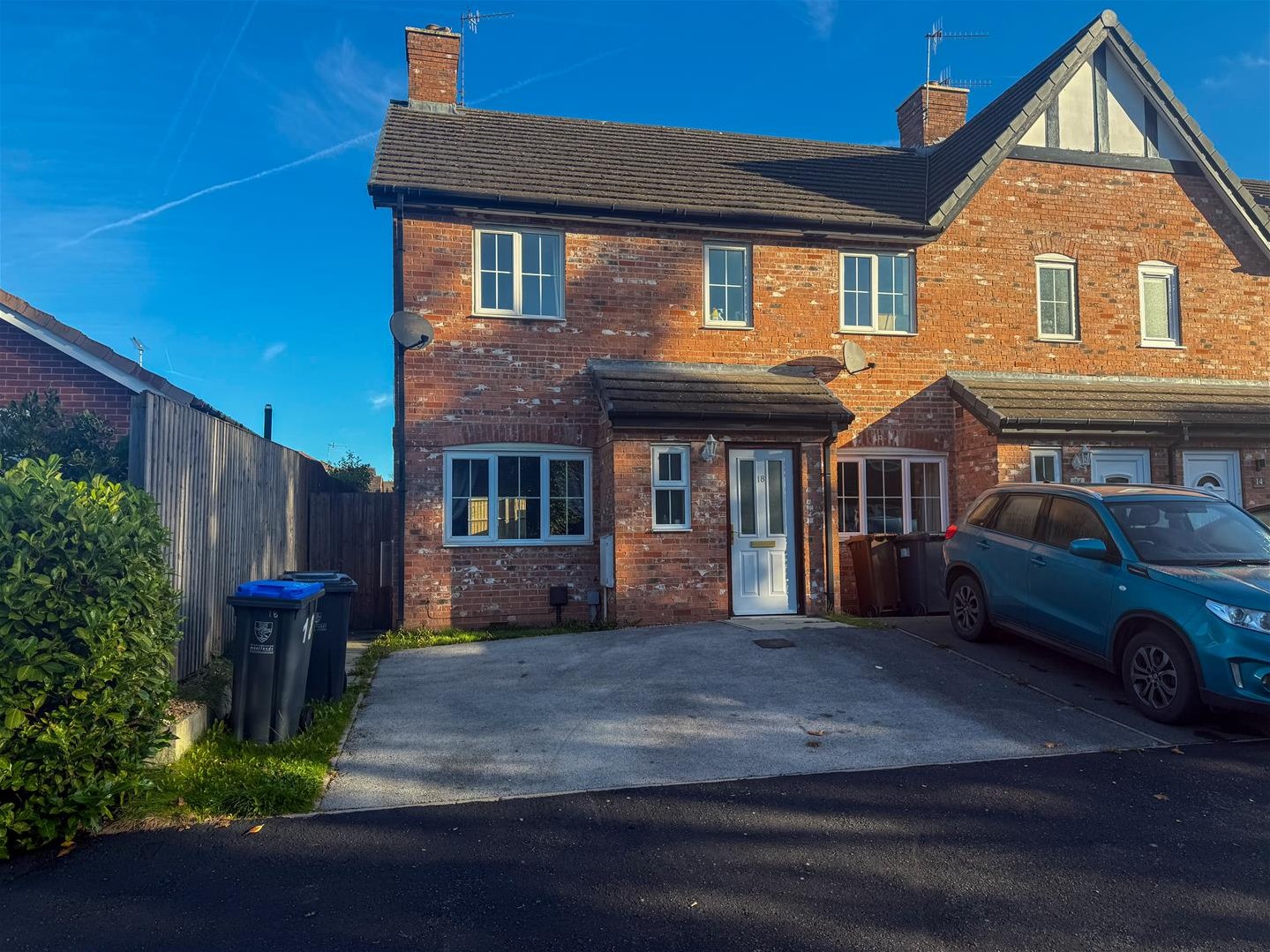3 bedroom Semi-detached house Let