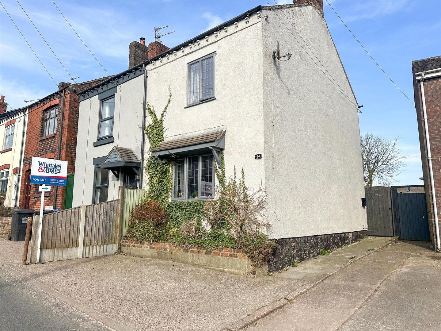 2 bedroom Semi-detached house Under Offer