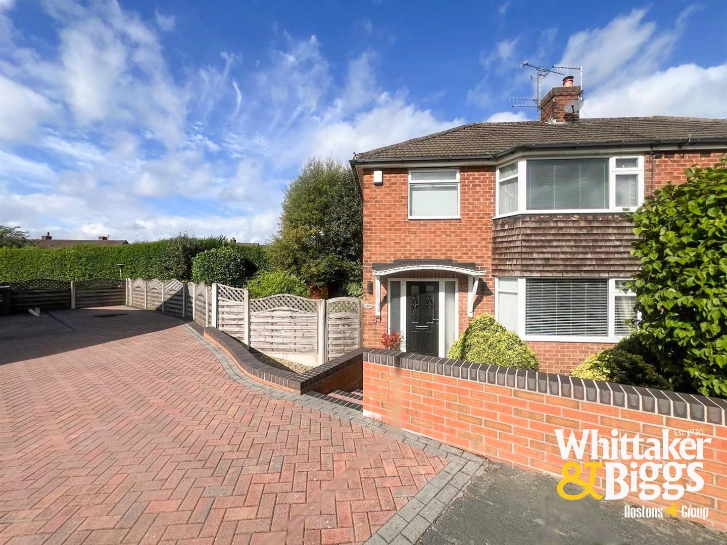 3 bedroom Semi-detached house Under Offer