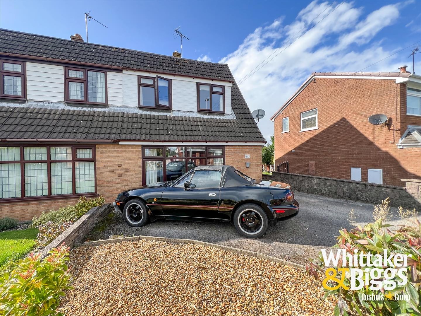 3 bedroom Semi-detached house Under Offer