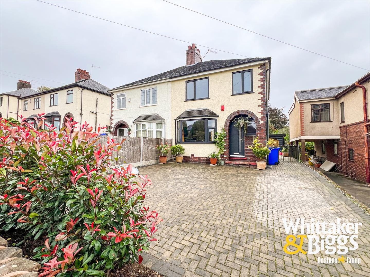 3 bedroom Semi-detached house Under Offer
