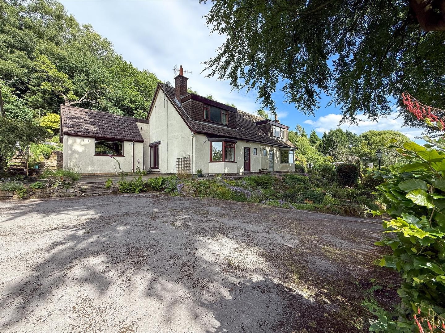 3 bedroom Semi-detached house Under Offer