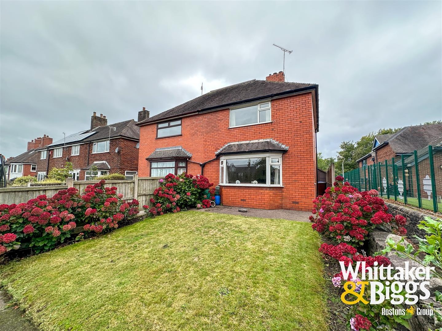 2 bedroom Semi-detached house Under Offer