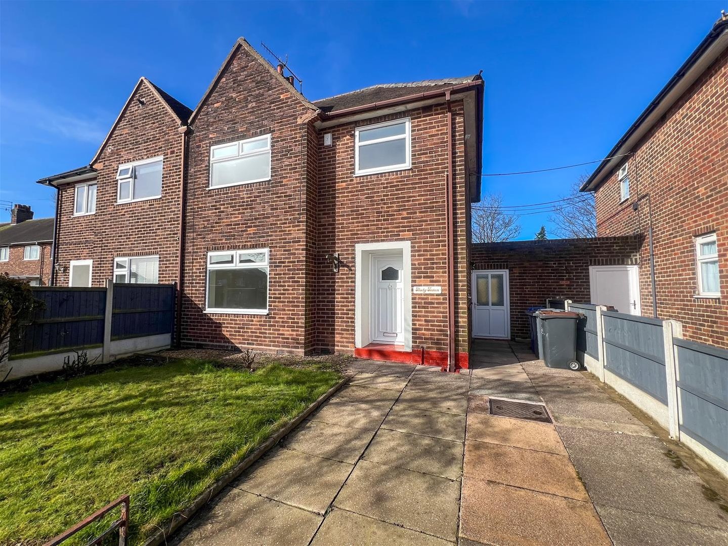 3 bedroom Semi-detached house Under Offer