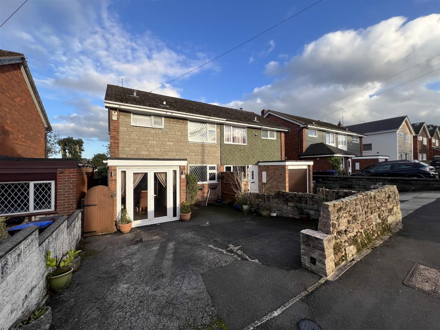 3 bedroom Semi-detached house Under Offer